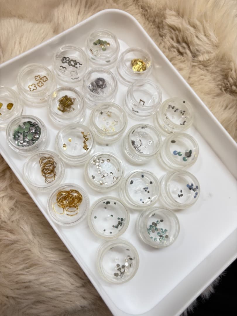 【219種のネイルパーツ】多色 透明ケース付き★