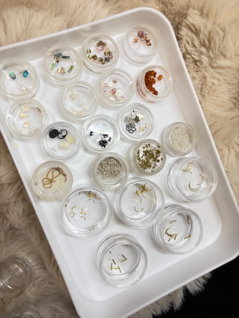 【219種のネイルパーツ】多色 透明ケース付き★