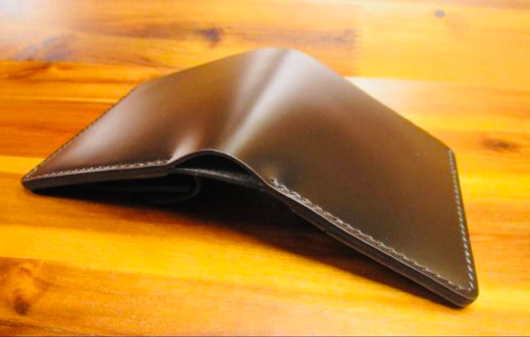 か*ん様 世界に１つ❗️新喜皮革 コードバン ブラック 黒 手縫い 二つ折り 栃