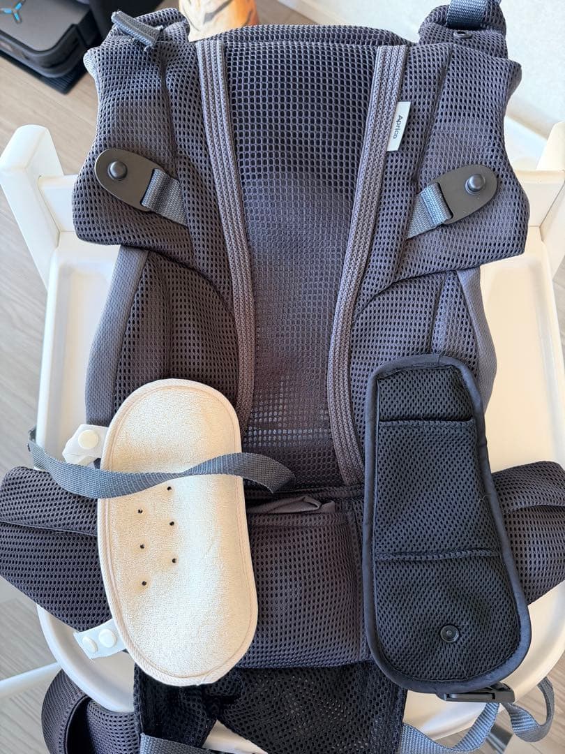 Aprica メッシュ抱っこ紐 グレー　ラクリス