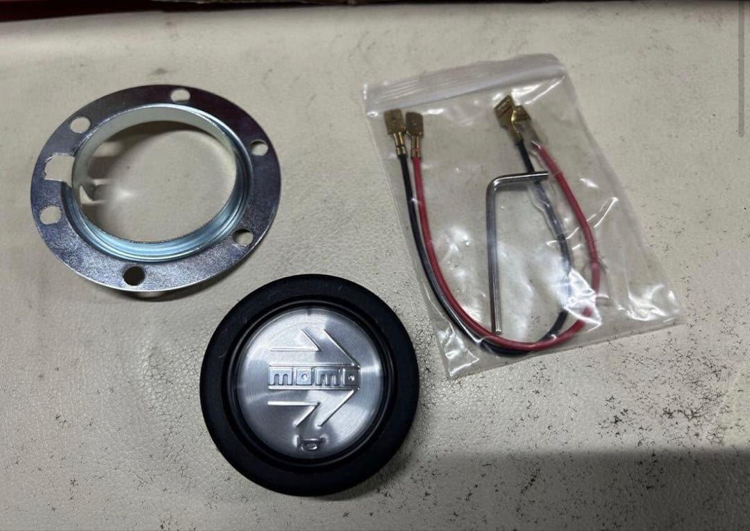 【最終値下げ】MOMO ステアリング 350ミリφ35 レッド スエード