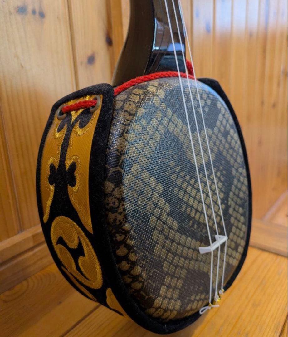 (即購入可能)沖縄購入の三線 全長74センチの一回り小さいサイズ ほぼ新品②