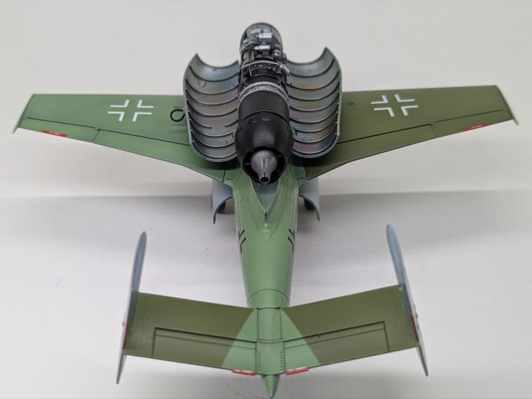 1/48ドイツ空軍戦闘機　ハインケルHe162 A-2 “サラマンダー“ 完成品