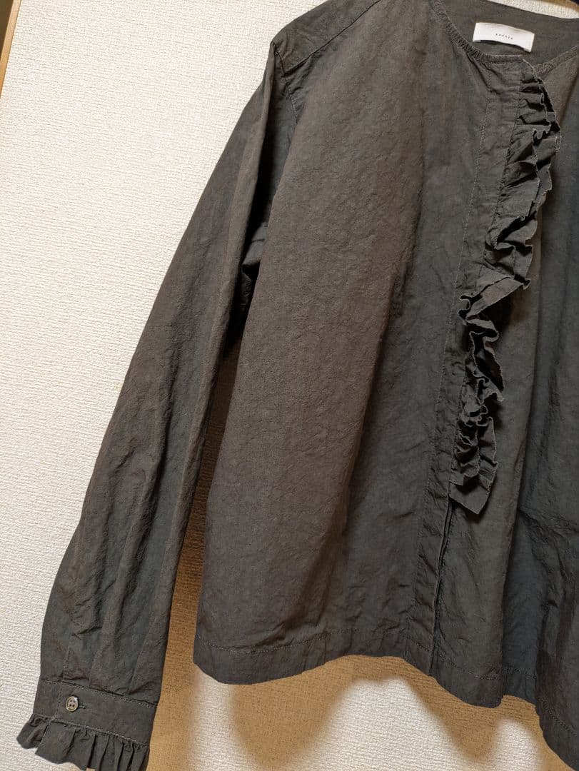 2025年SS かぐれコットンリネンフリルブラウス　チャコール