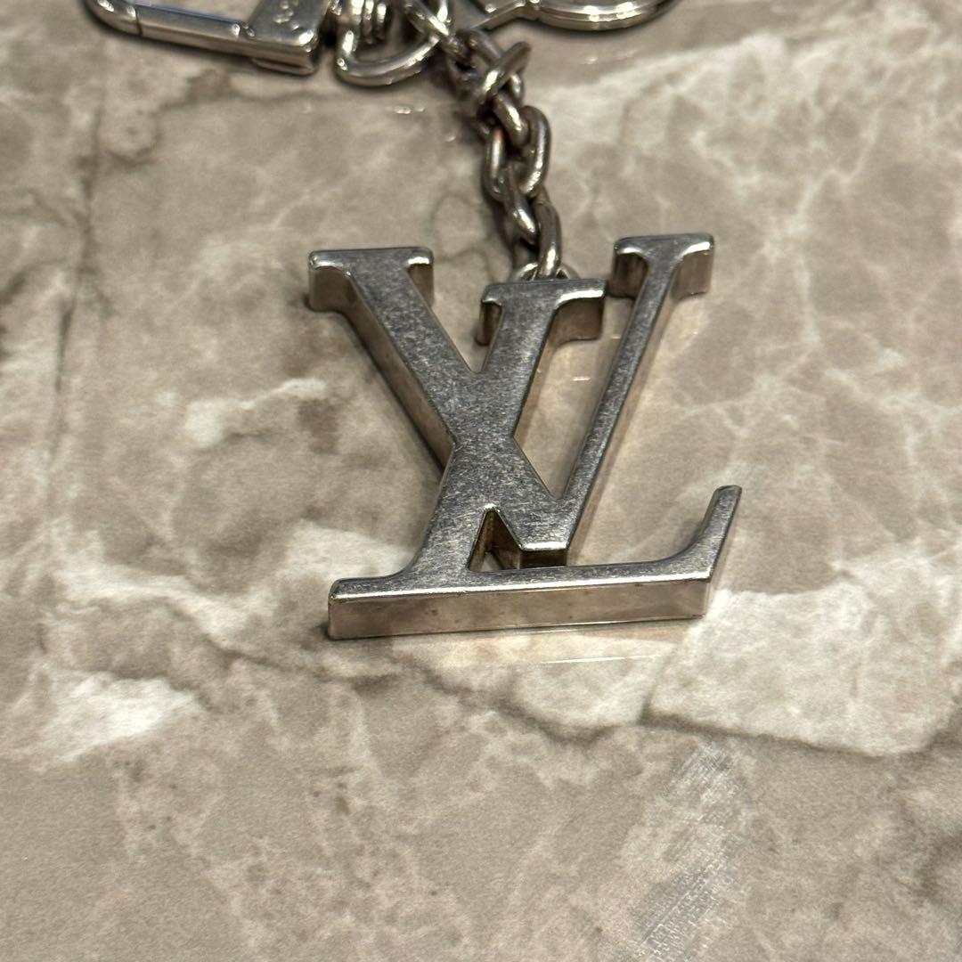 ルイヴィトン キーホルダー ポルトクレ イニシャル チャーム シルバー
