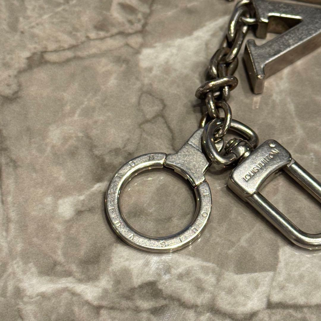 ルイヴィトン キーホルダー ポルトクレ イニシャル チャーム シルバー