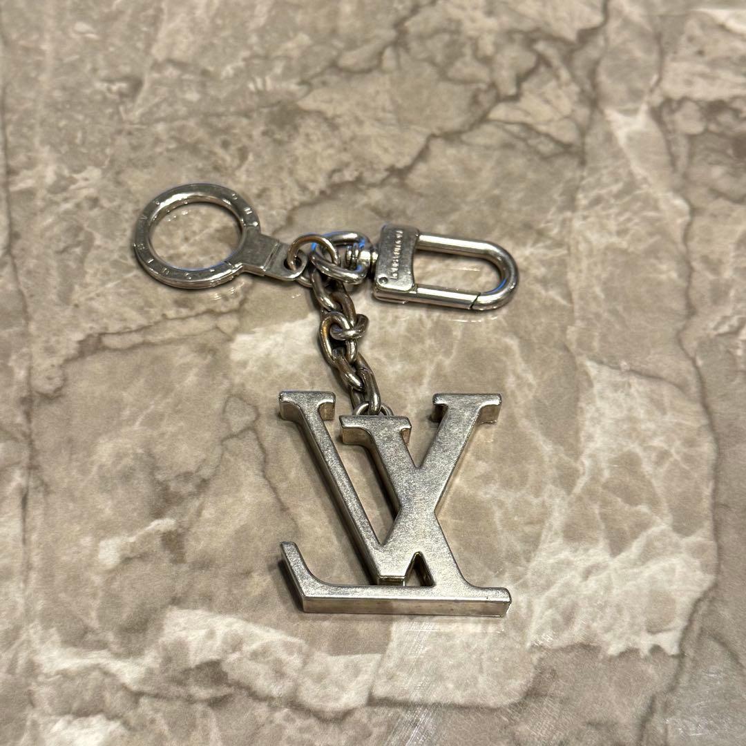 ルイヴィトン キーホルダー ポルトクレ イニシャル チャーム シルバー