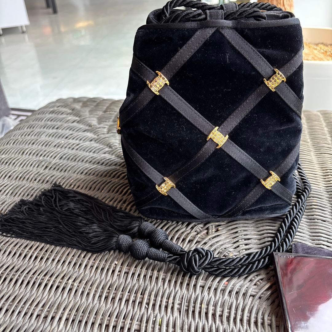 フェラガモ　黒 ベルベット パーティーバッグ タッセル付き