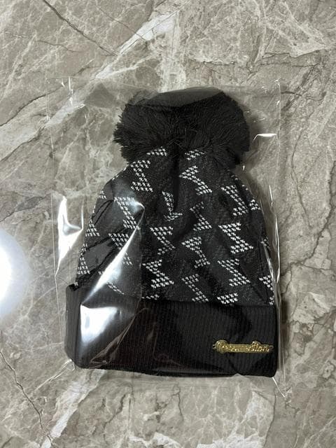 【新品】レザレクション　ポンポンニットキャップ