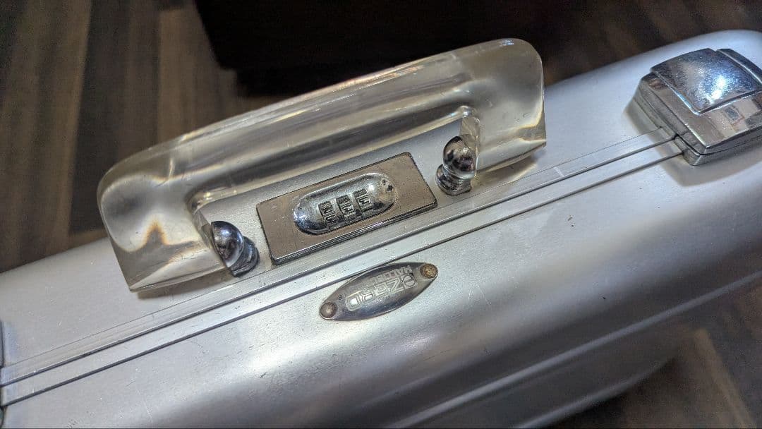 ゼロハリバートン、クリアアクリルのグリップ