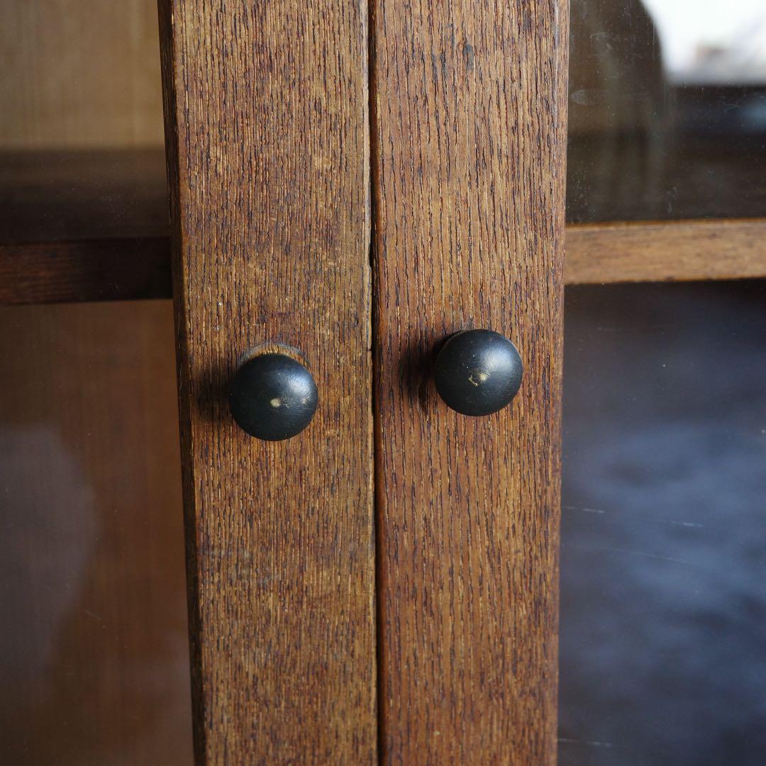 ガラス扉の本箱