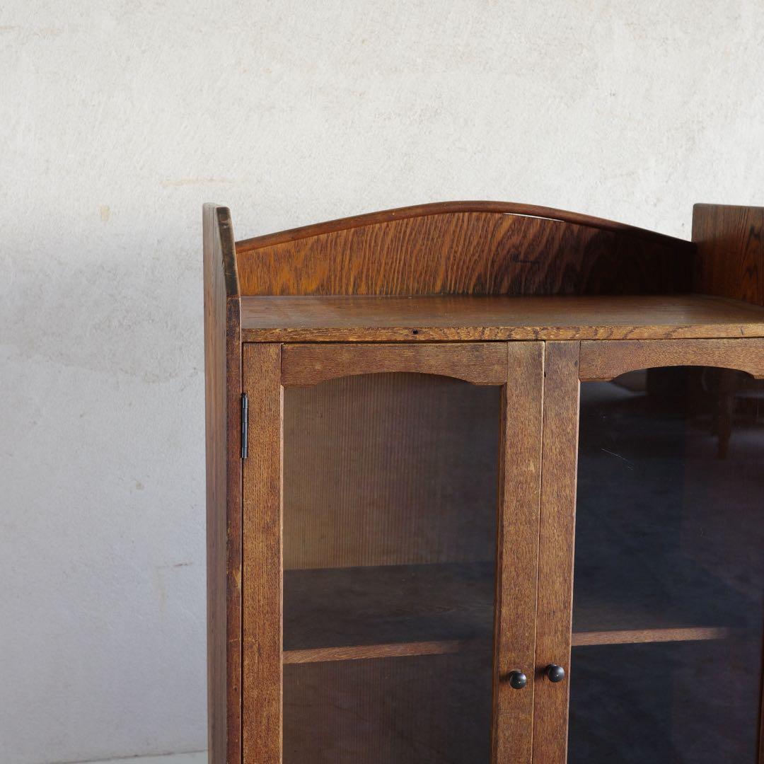 ガラス扉の本箱