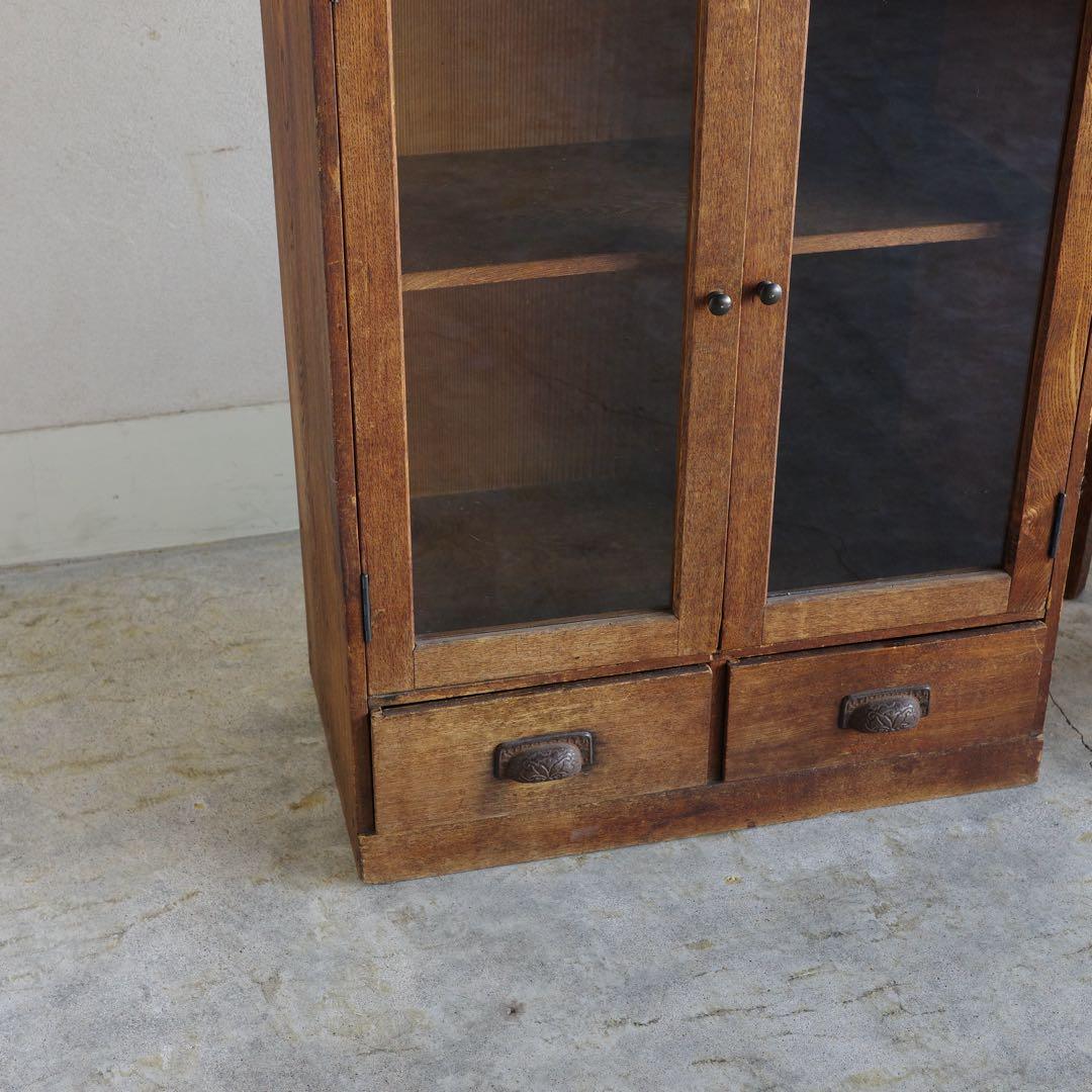 ガラス扉の本箱