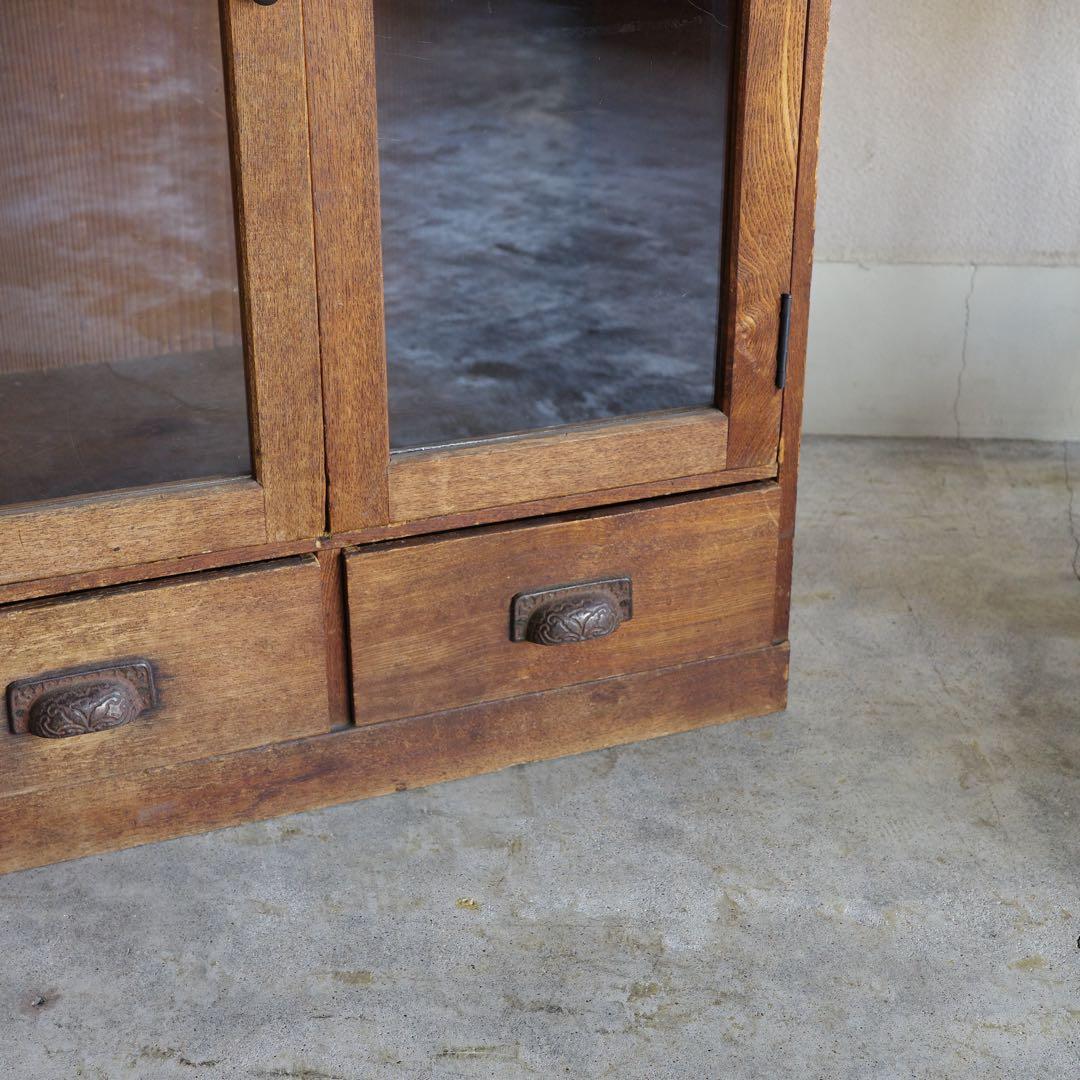 ガラス扉の本箱