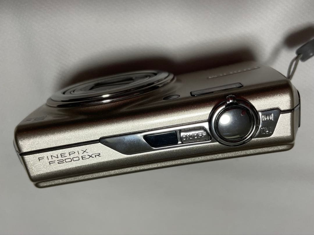 Fujifilm FinePix F200 EXR 本体