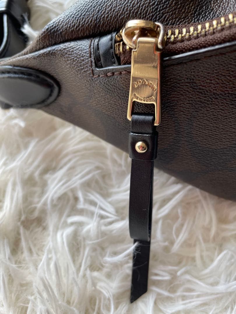 美品✨coach ボディーバッグ　ショルダーウエスト　チャーム付