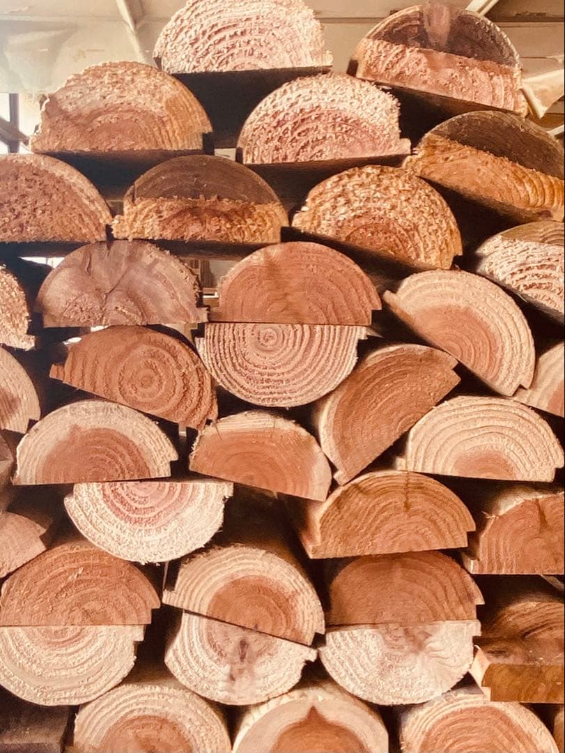 皮無しで半割した杉薪木製パレットで作った箱1基