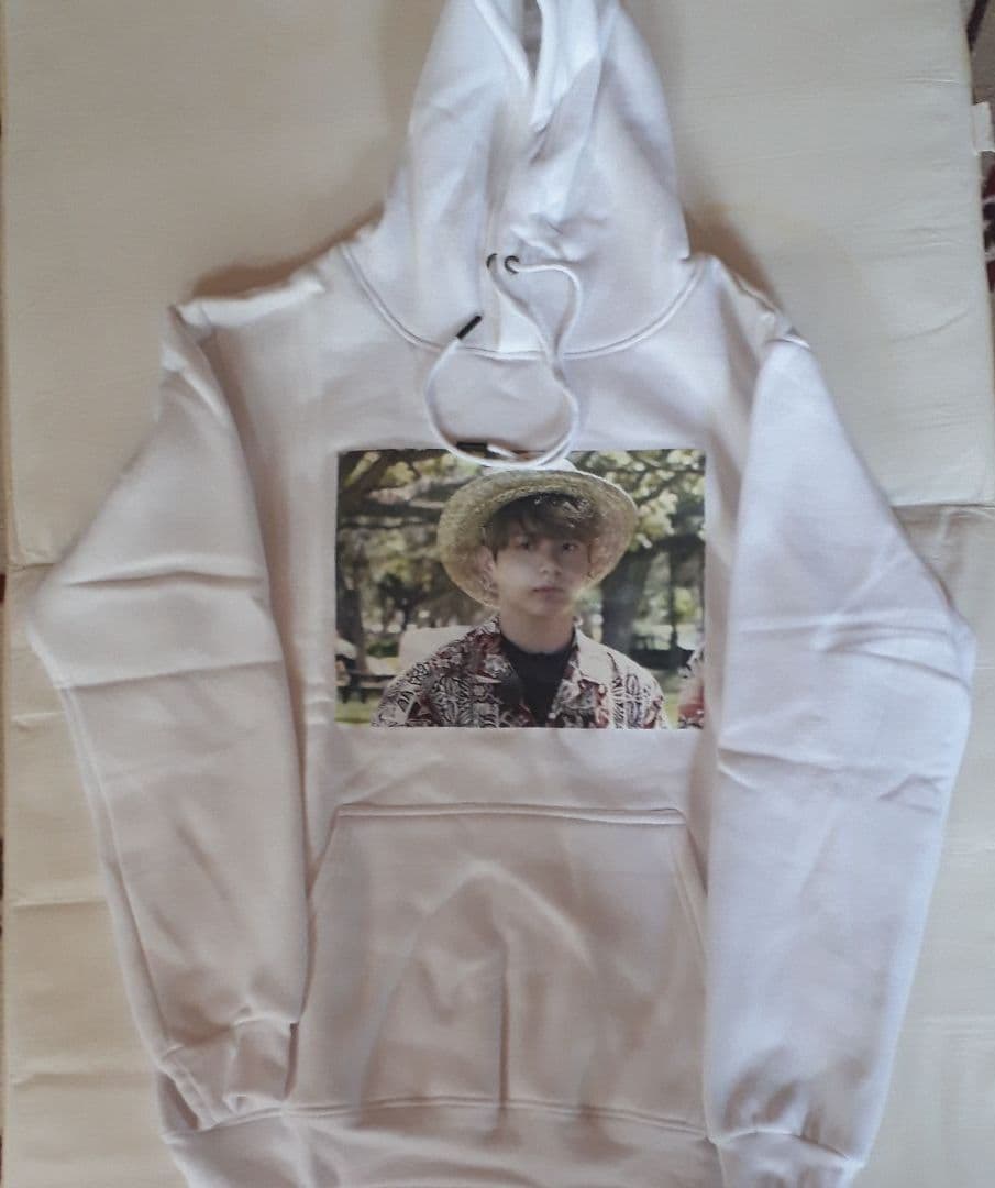 白 グクテテパーカー TATA公式クッション テヒョン缶バッチ