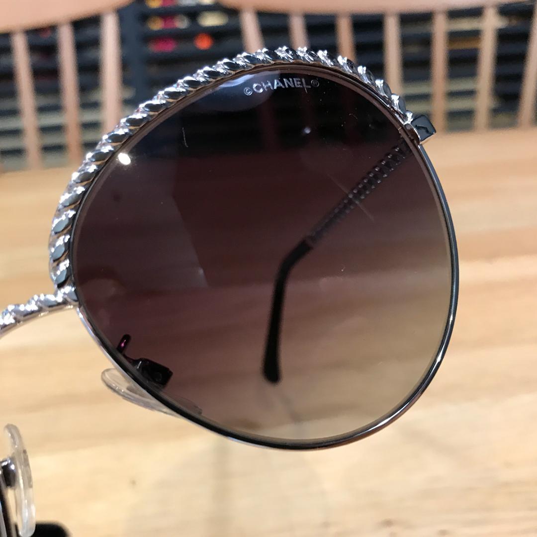 新品同様 シャネル チェーン付き サングラス シルバー ブラウングラデーション