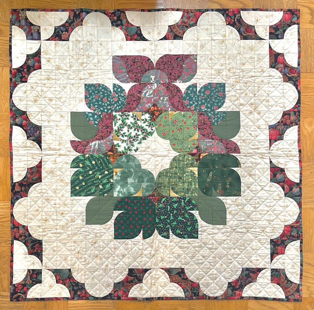 【めるも】クリスマス パッチワークキルト タペストリー（リバティ生地使用）