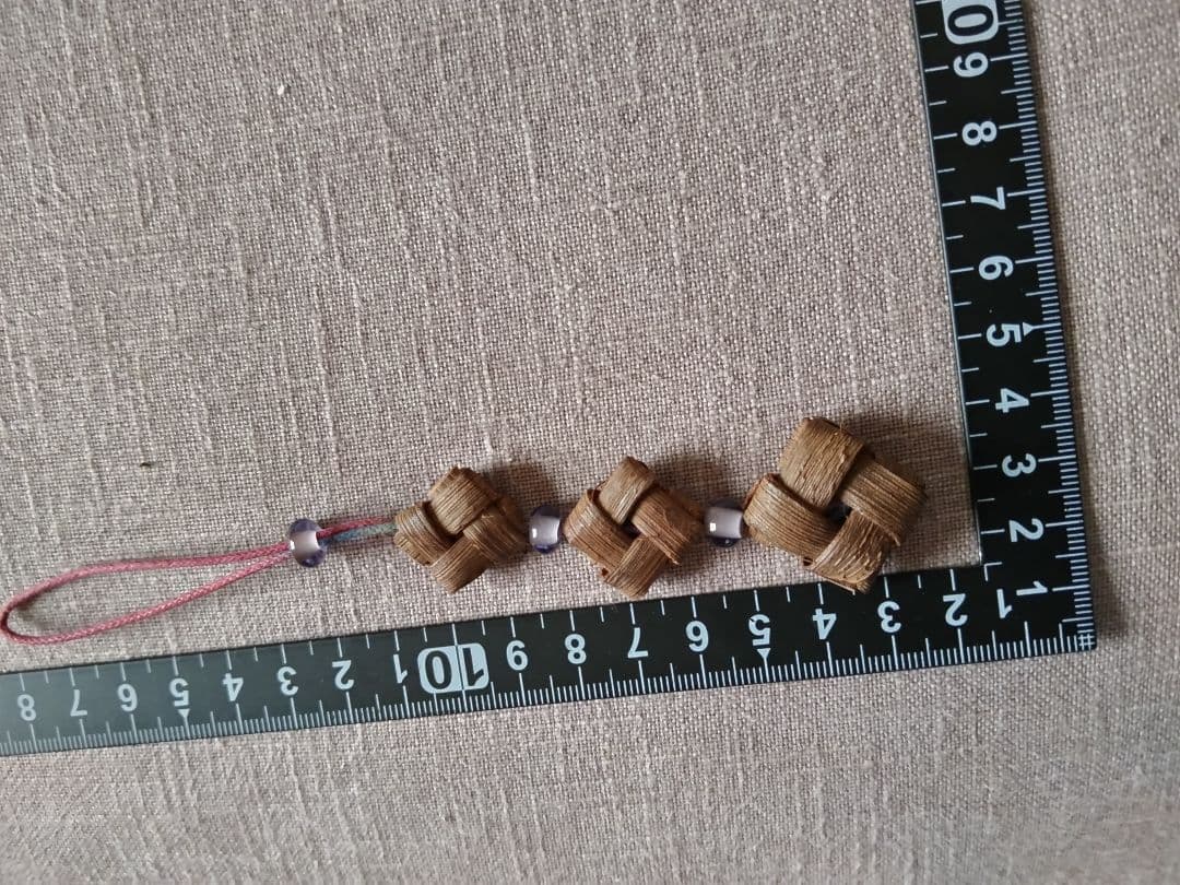 山葡萄のスマホ入れとチャーム