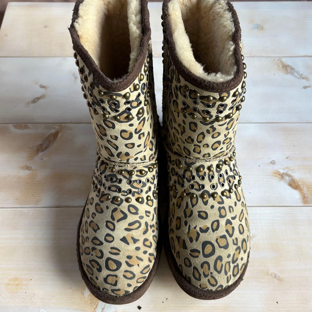 UGG×Jimmy CHOOヒョウ柄スタッズ　ムートンブーツ