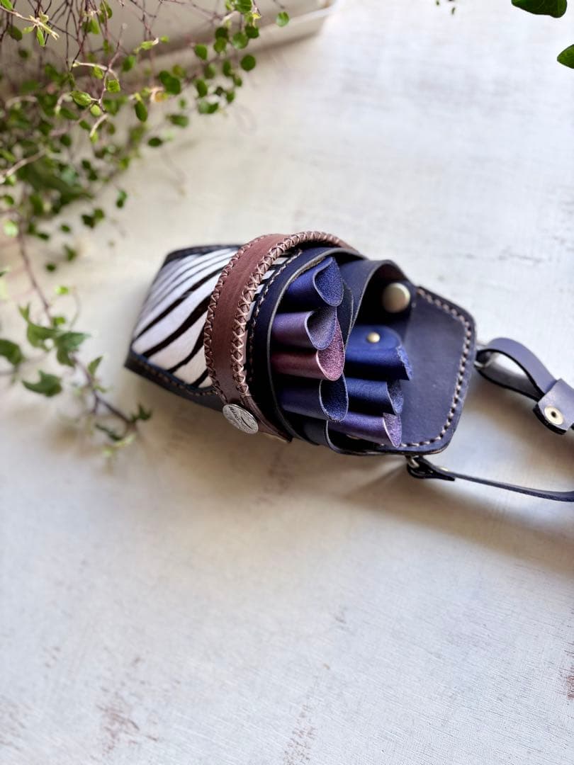 手染め藍ブルー、ハラコゼブラのシザーケース