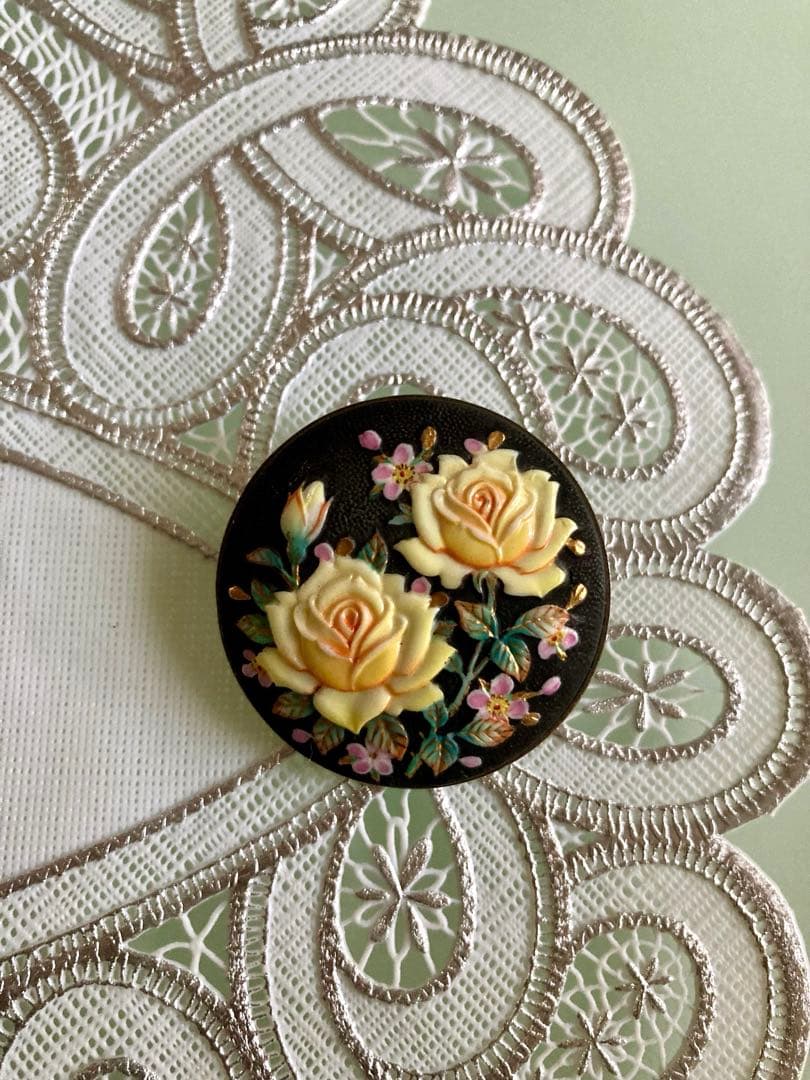 俊兼　トシカネ　としかね 有田焼　花　薔薇　金彩　ブローチ　ペンダントトップ