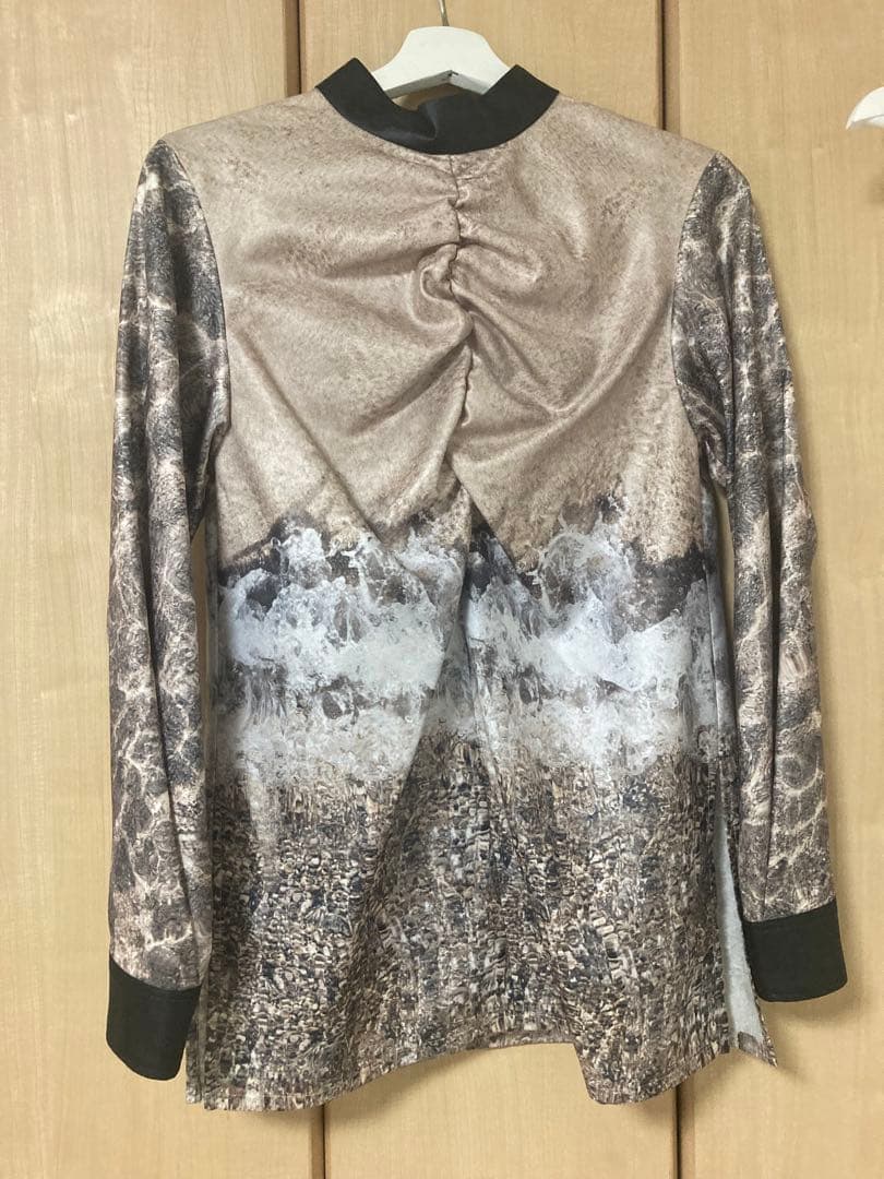 ミューラル　トップス