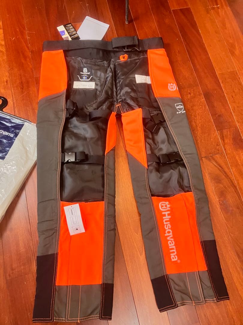 新品　ハスクバーナ　チャップスタイプ　チェーンソーパンツ　防護用品　おまけ付き