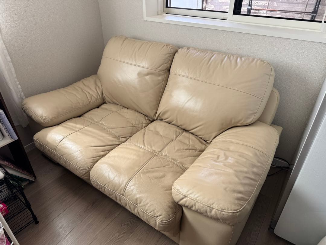 う*ち様 【出品者発払い】ニトリ 2人掛け本革レザーソファ