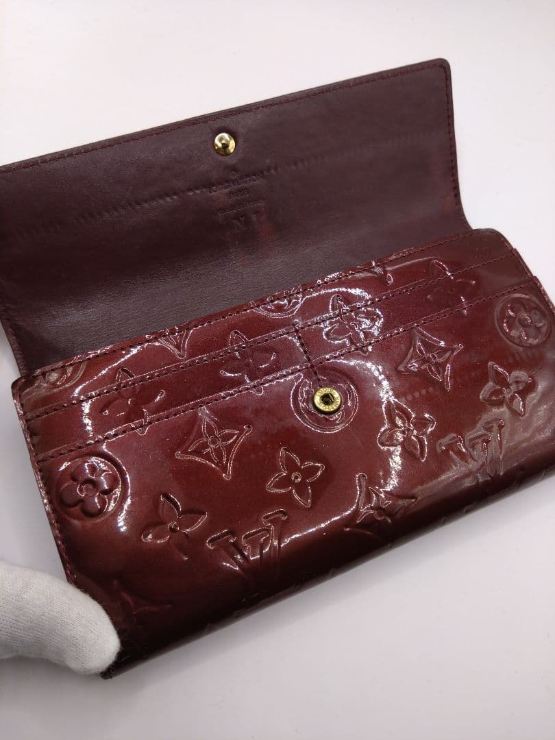 ルイヴィトン　ポルトフォイユサラ　モノグラム　ヴェルニ　エナメル長財布