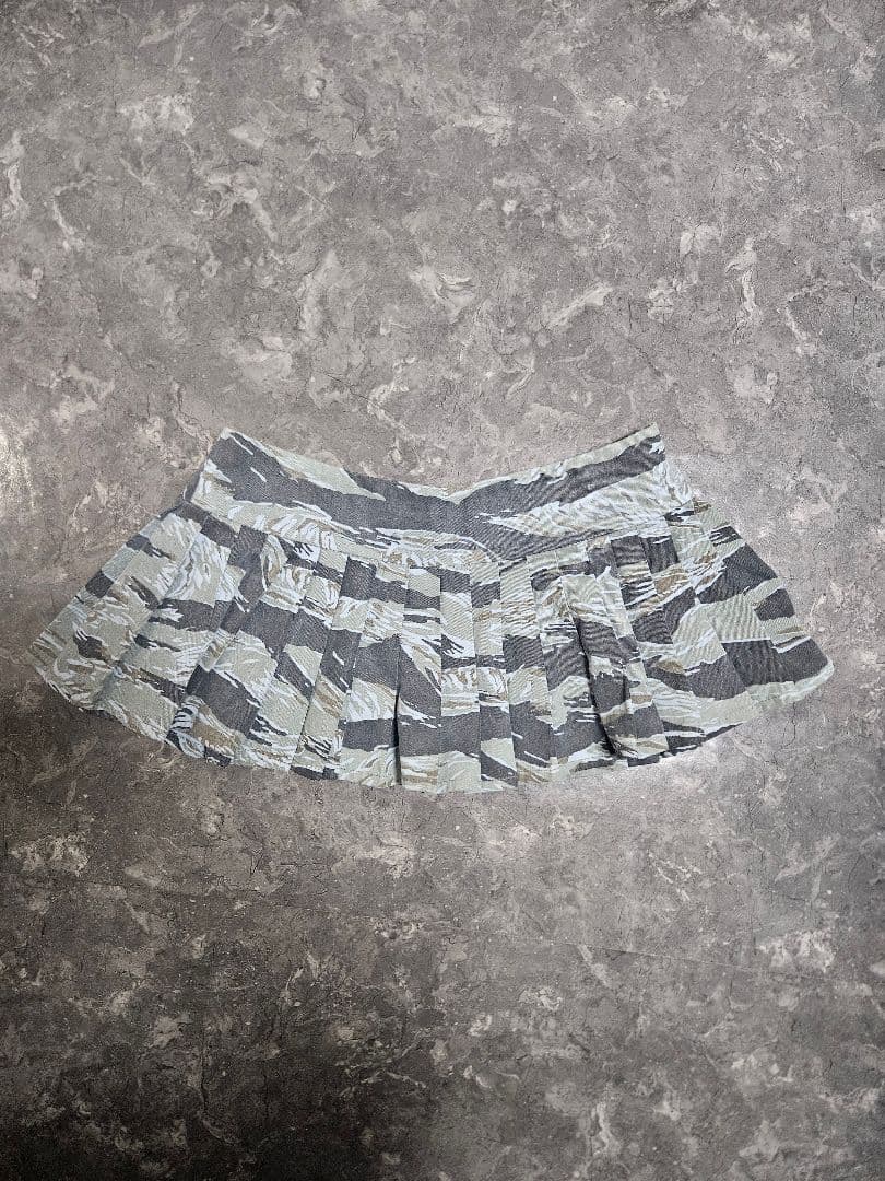 スカート ASHLEY WILLIAMS CAMO PLEAT MICRO SKIRT