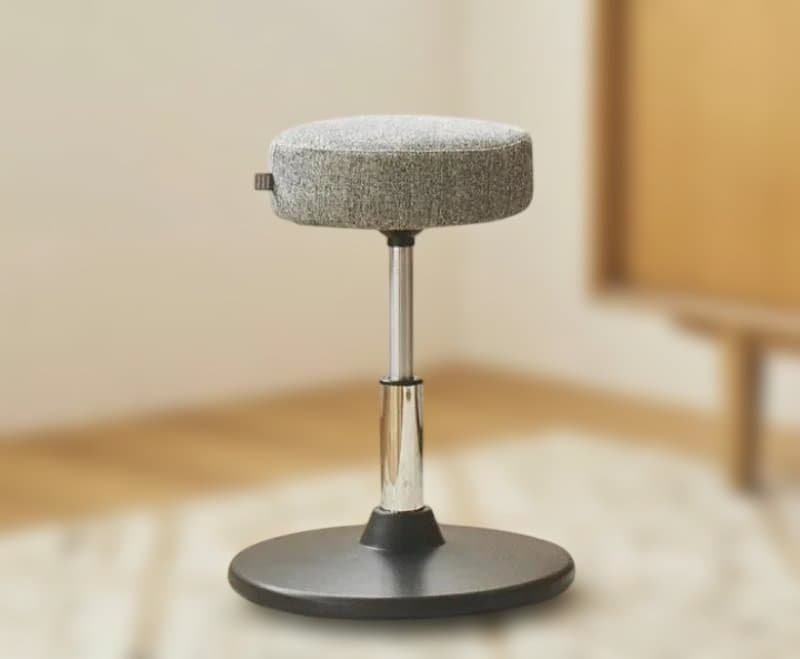 赤いクッション椅子