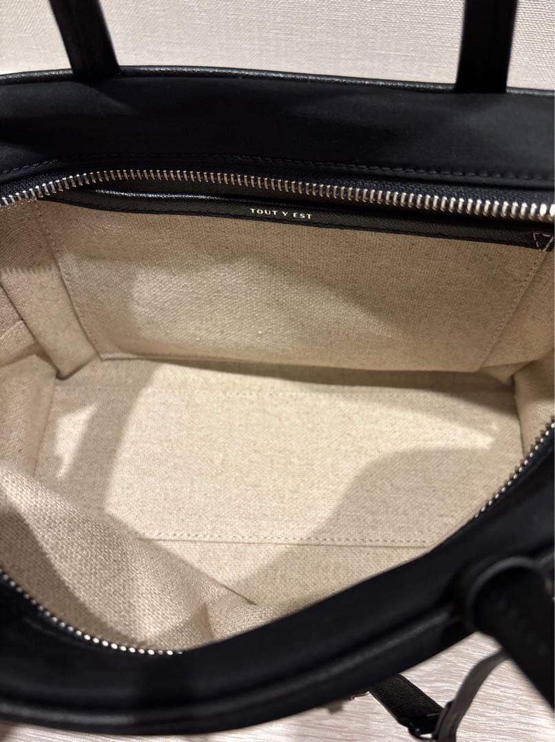 【美品】TOUT Y EST トゥティエ ロケナイロンスモールバッグ(ブラック)