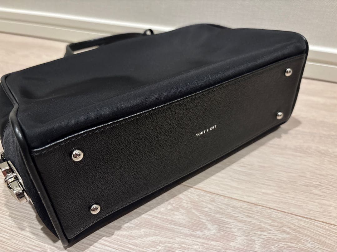 【美品】TOUT Y EST トゥティエ ロケナイロンスモールバッグ(ブラック)