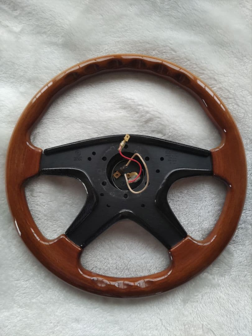 momo 4本スポーク ウッドステアリング