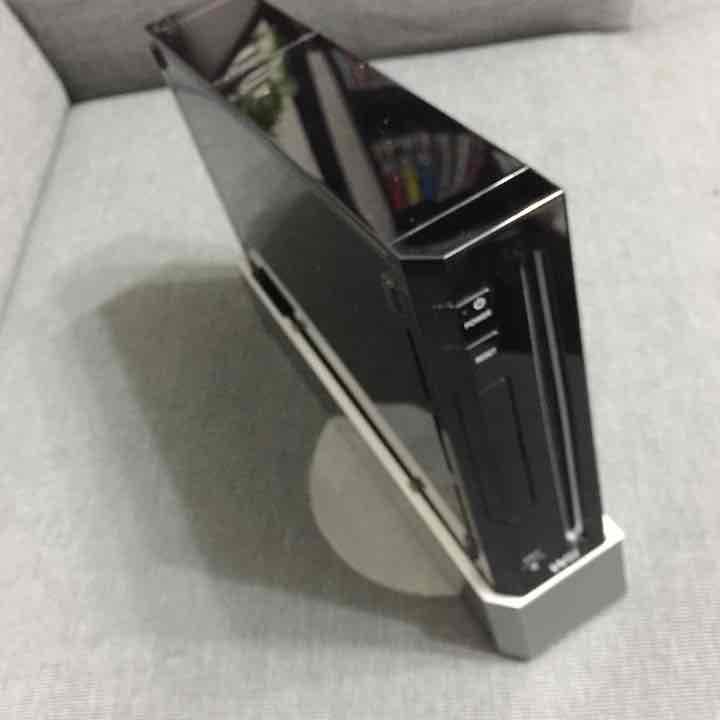 期間限定！値下げ！ Wii本体+コントローラー４つ付き