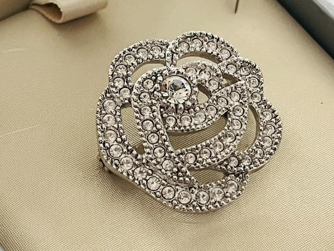 ■Christian Diorクリスチャンディオール フラワーブローチ ケース付