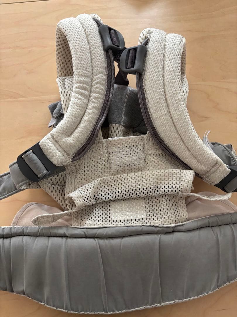 ベビービョルン 抱っこひも ハーモニー　メッシュ素材HARMONY