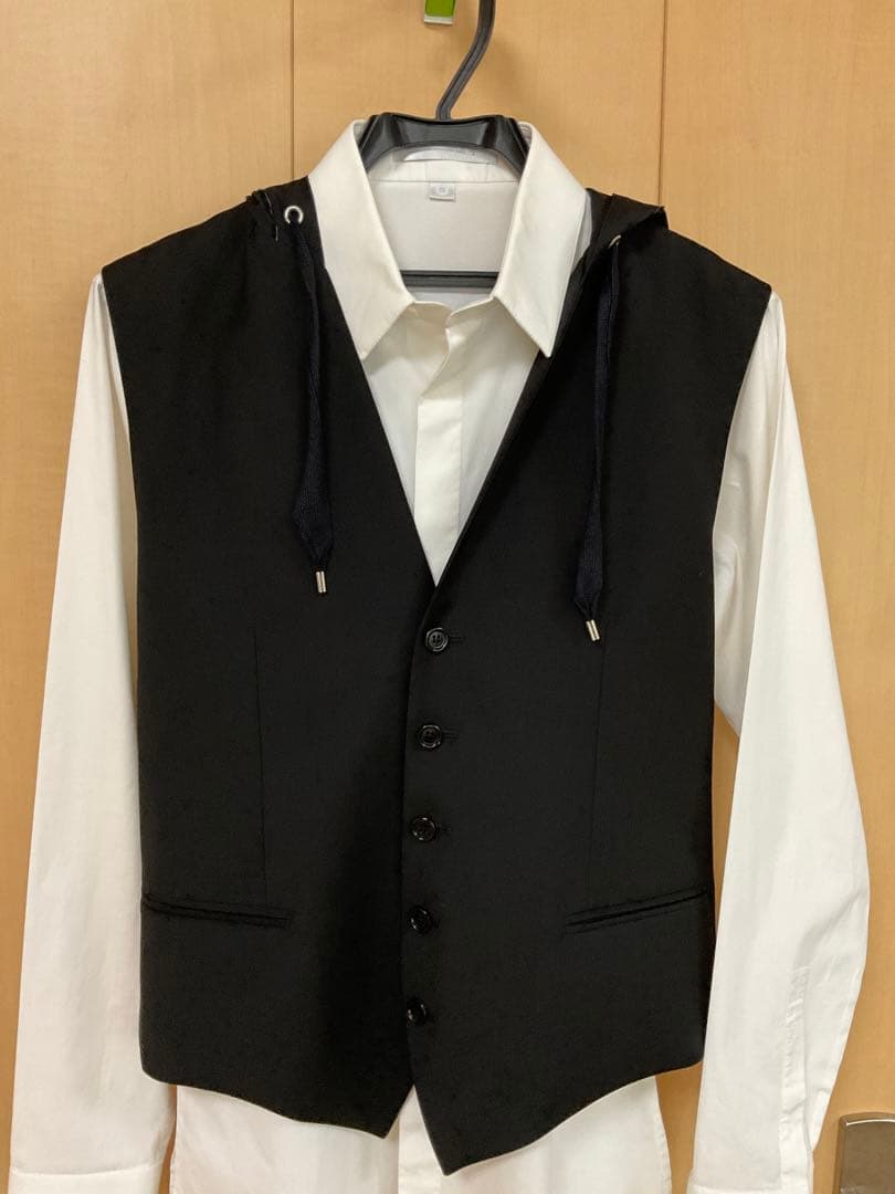 ディオールフード付き黒ベスト