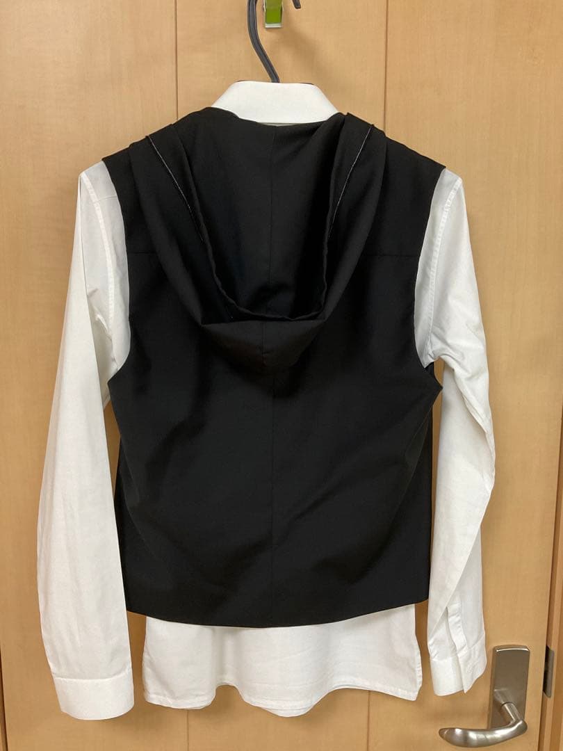 ディオールフード付き黒ベスト