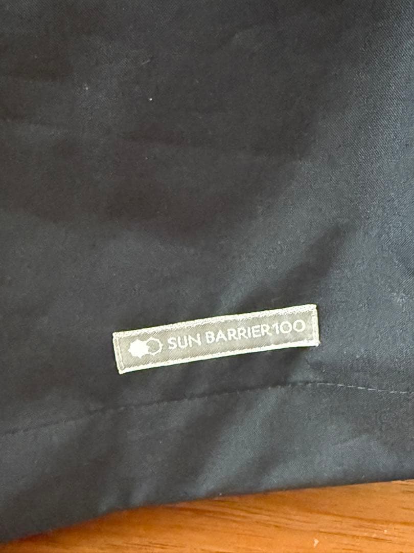 サンバリア100 ポケット付きパーカーブラック　ポケット付き