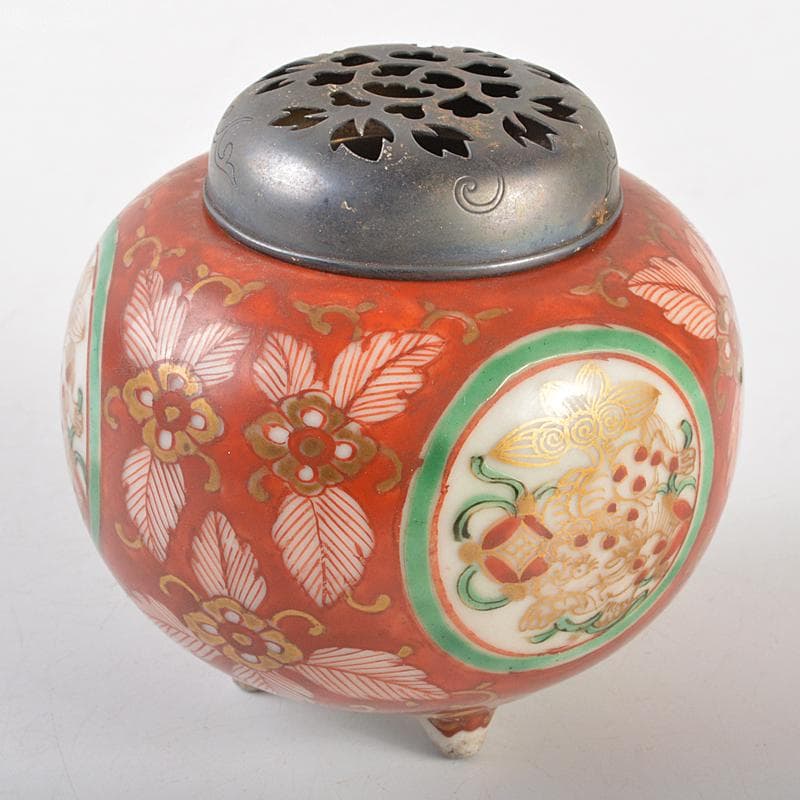 伊万里焼　赤絵金彩　獅子文　丸形三足香炉　透かし火屋付　時代箱付　D　R7196