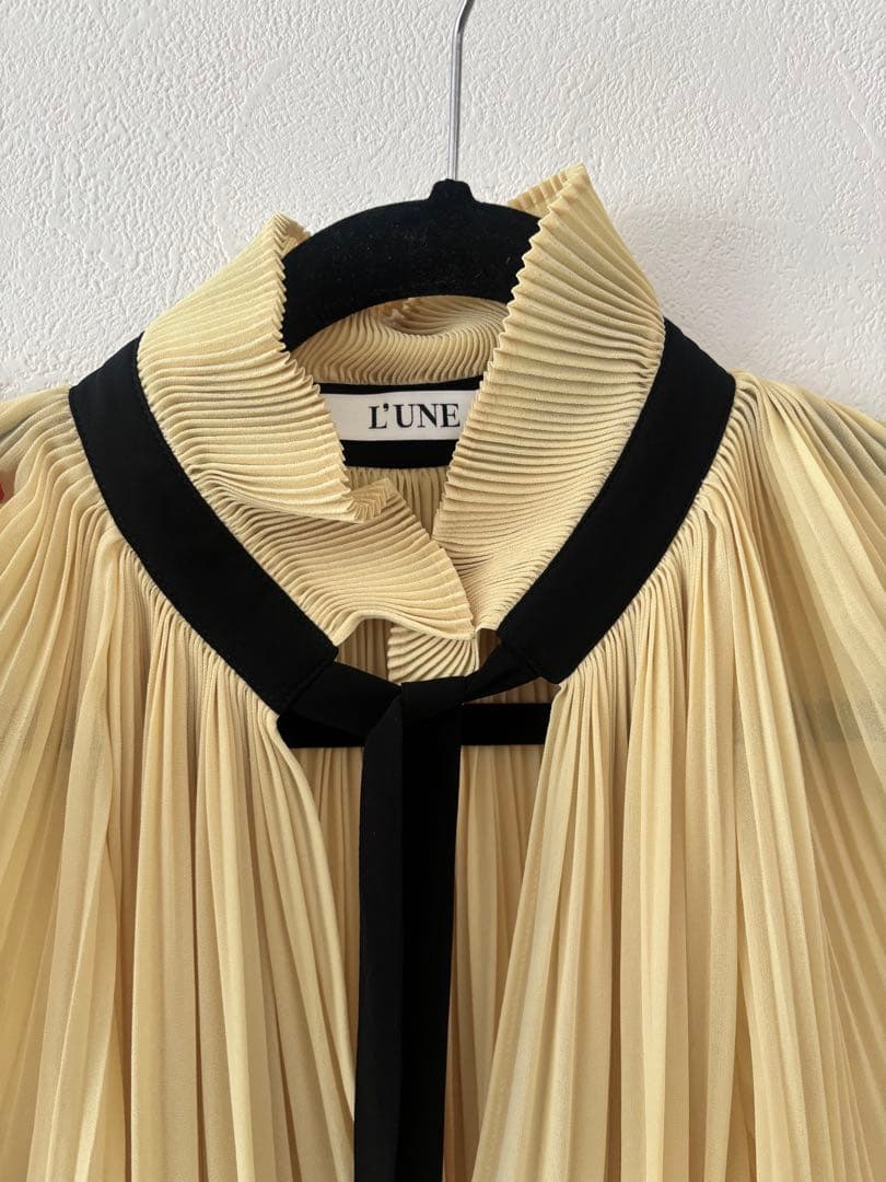 新品未使用L’UNEリュンヌプリーツブラウスイエローリボンシャツVERMEIL