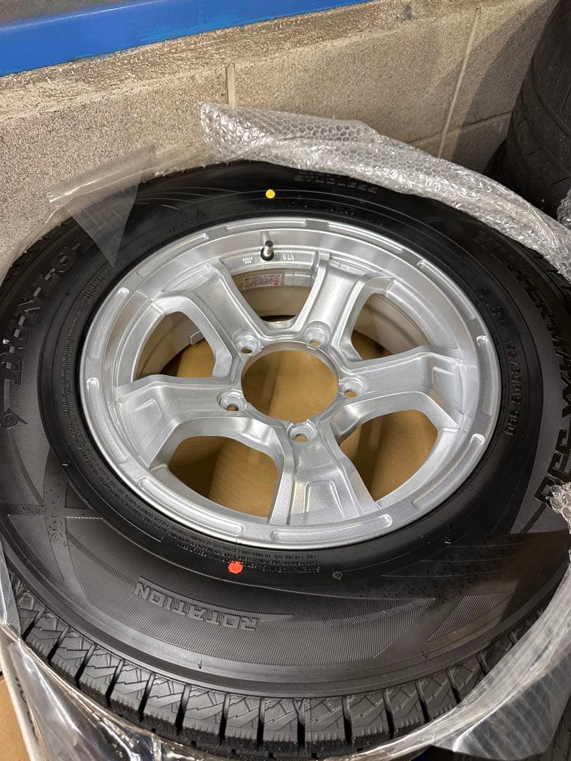 ジムニーシエラ用　新品スタッドレスとアルミセット　送料込み