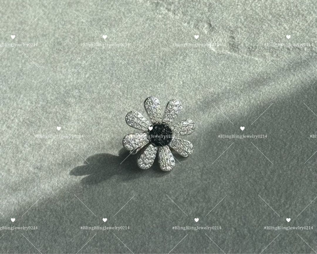 実物写真❤️Mio Harutaka好き❤️マーガレットピアス　片耳　黒✖️ホワイト