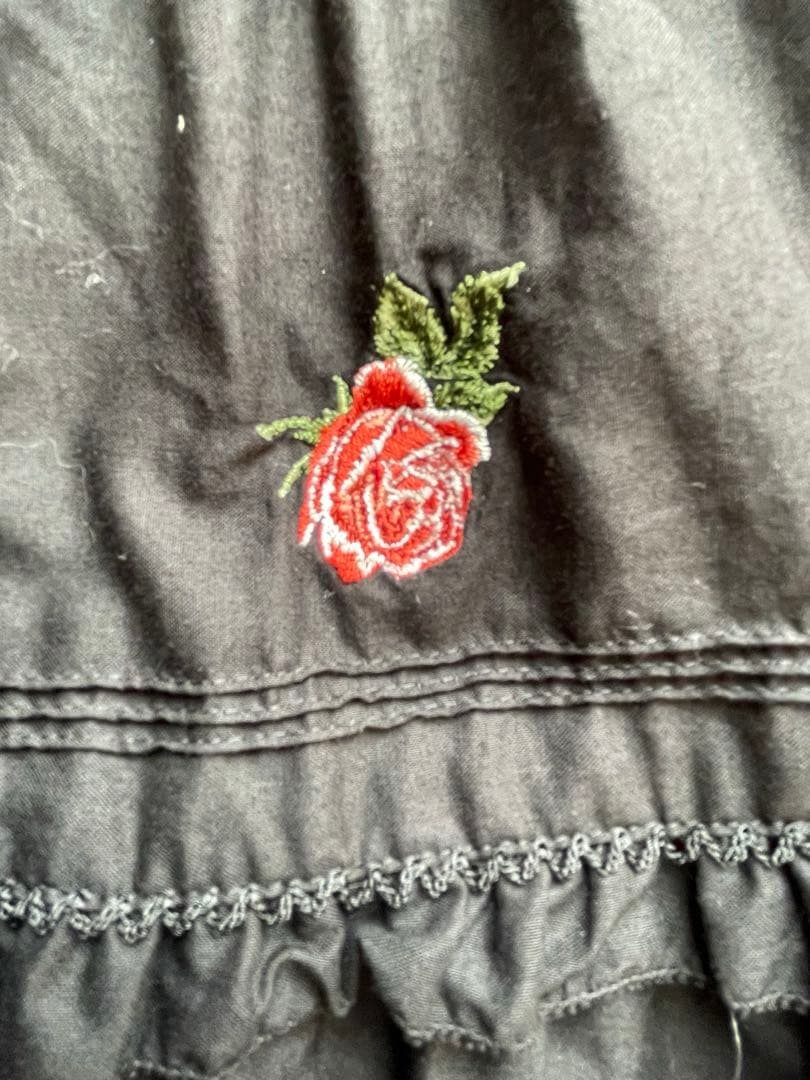 黒のフリル付きノースリーブミニワンピース