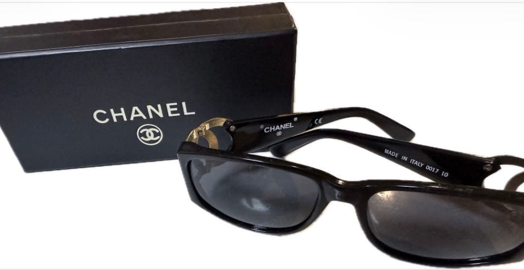 CHANEL ブラック＆ゴールドサングラス グレーのレンズ