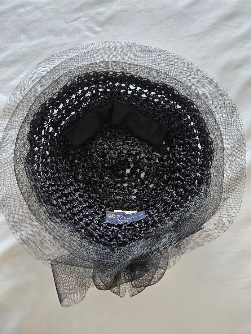 マキシン　黒いフラワー装飾付きハット